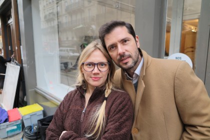 La cinéaste Lucie Borleteau (qui fait de la figuration dans le film) et Melvil Poupaud sur le tournage du Grand Jeu de Nicolas Pariser, à Paris