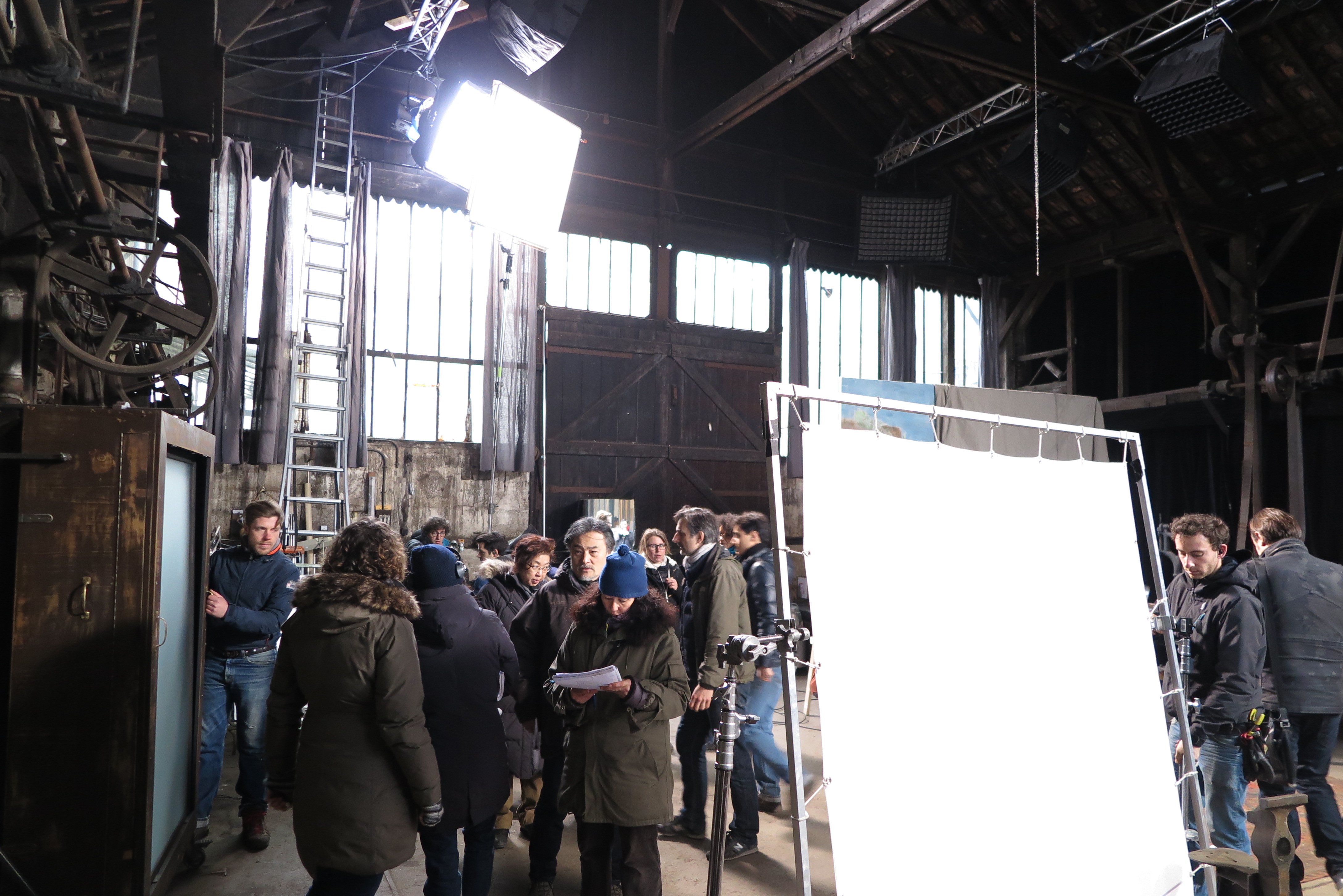 Kiyoshi Kurosawa sur le tournage de La Femme de la plaque argentique