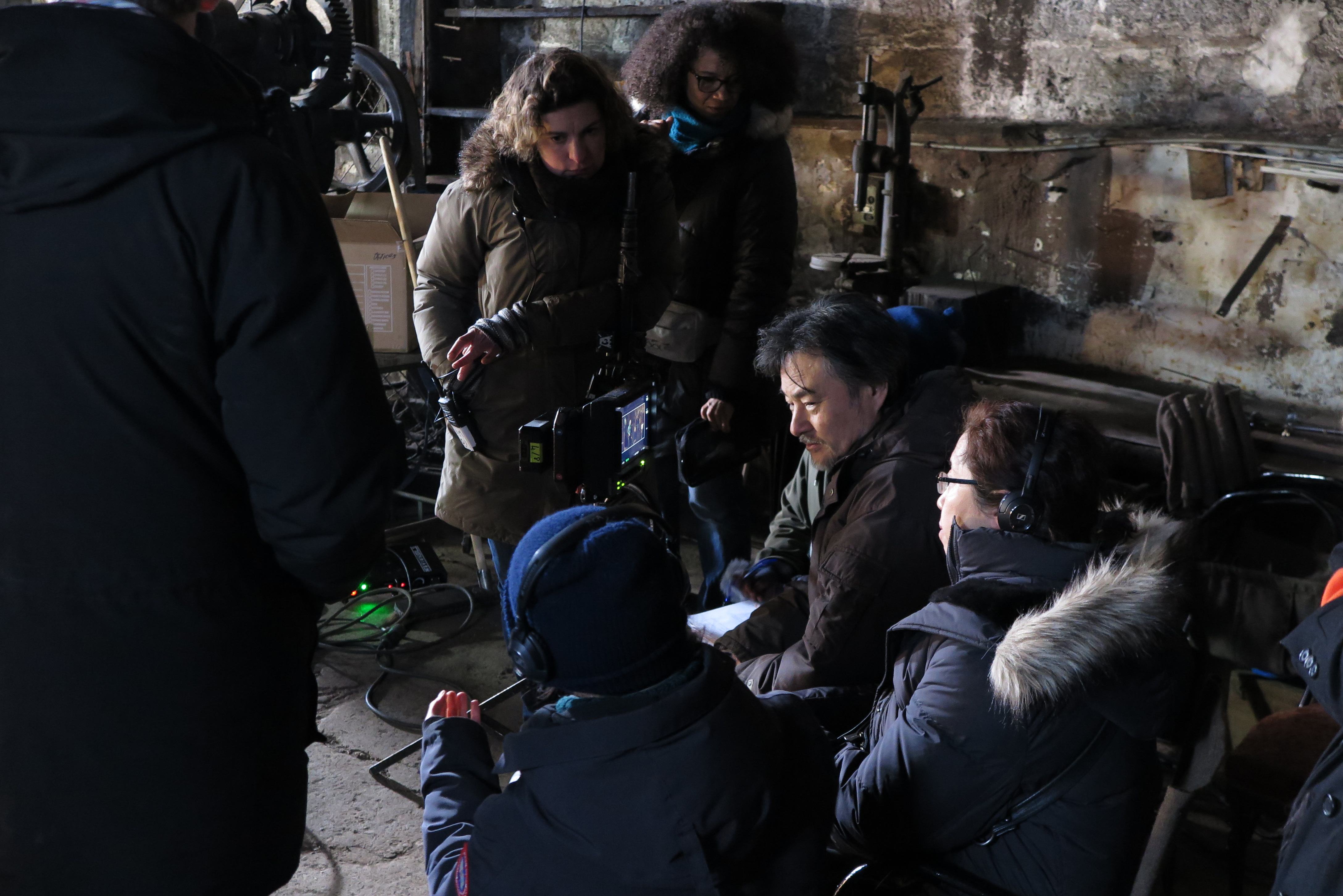 Kiyoshi Kurosawa sur le tournage de La Femme de la plaque argentique