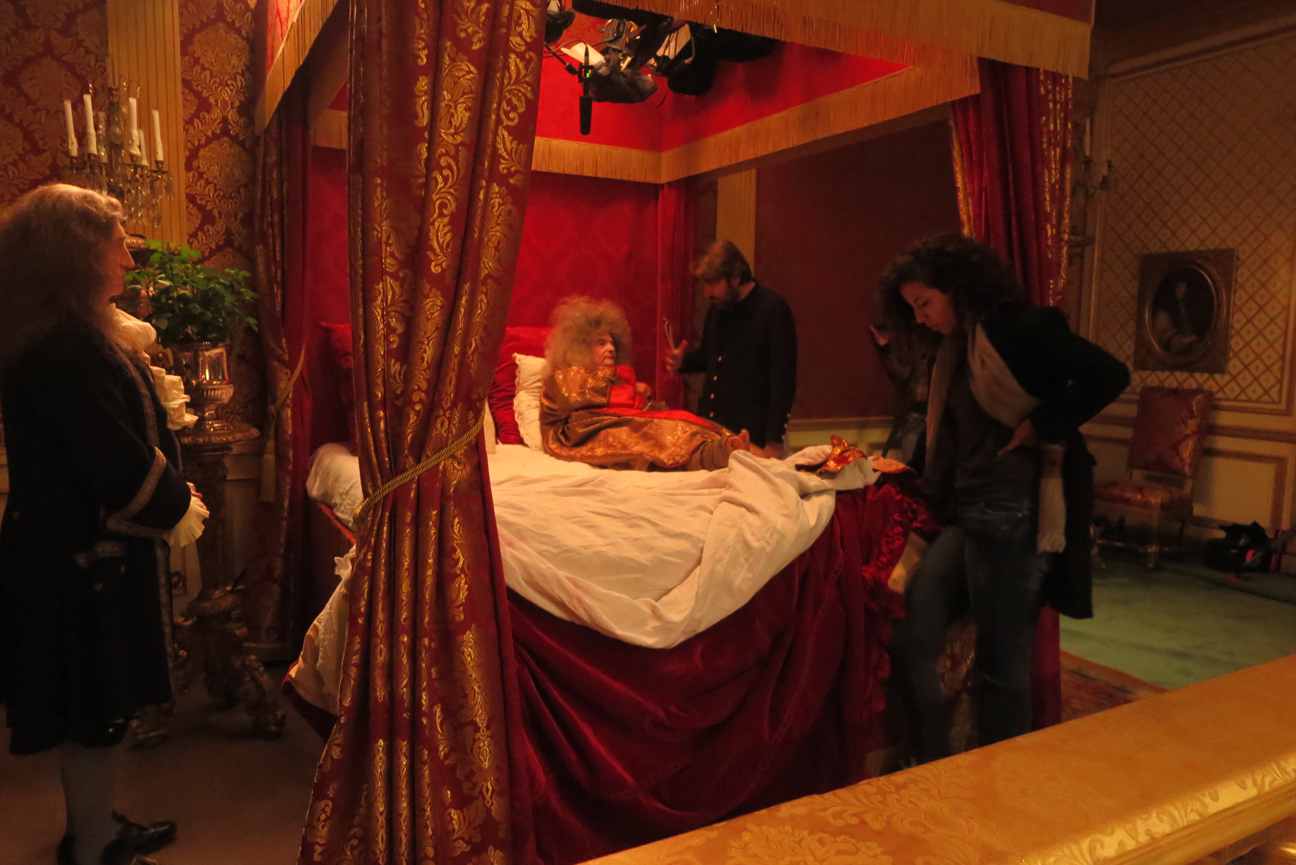 Albert Serra sur le tournage de La Mort de Louis XIV  © ARTE France Cinéma