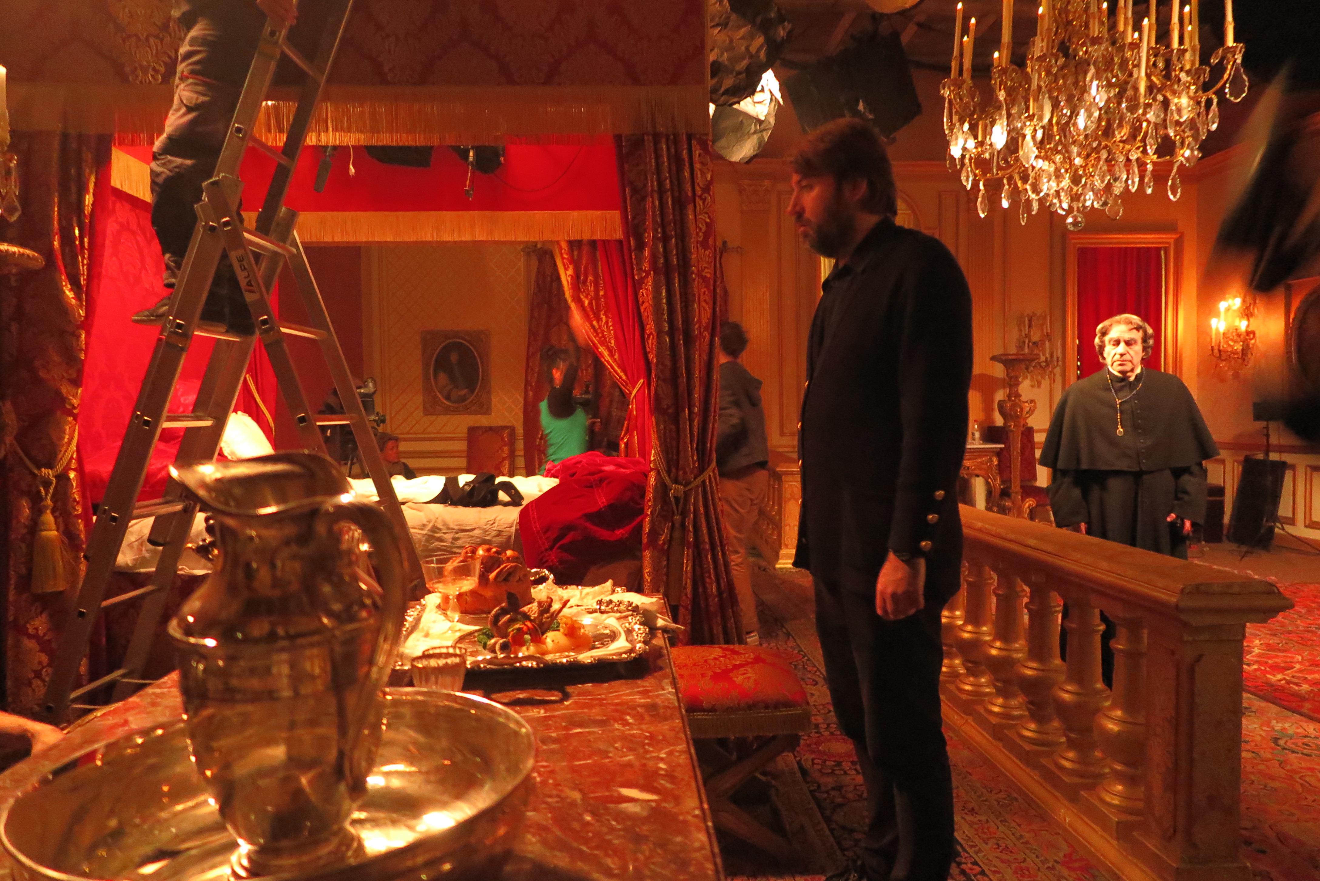Albert Serra sur le tournage de La Mort de Louis XIV © ARTE France Cinéma