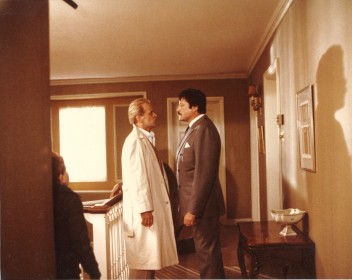 Oliver Reed se retient devant Klaus Kinski