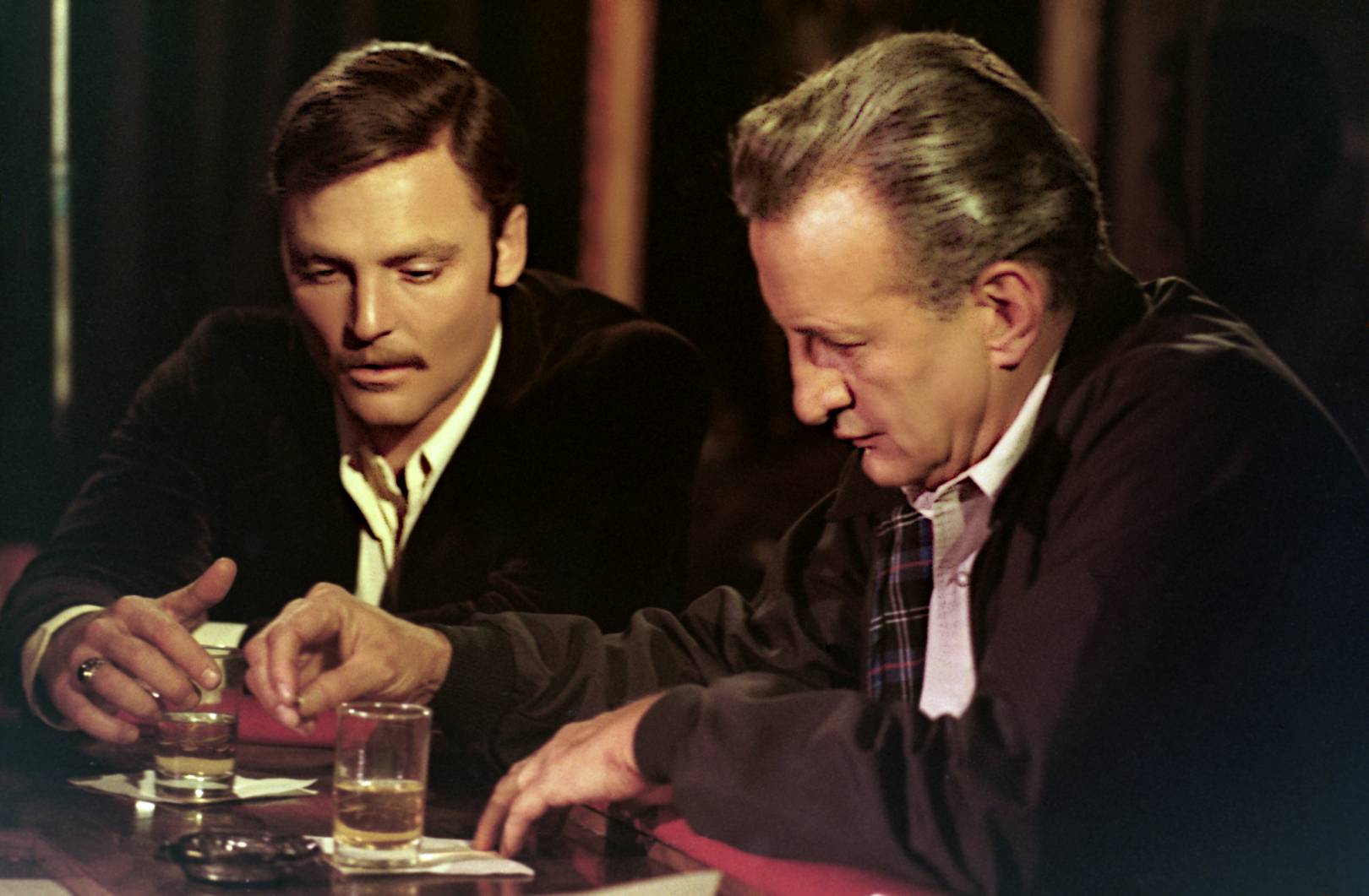 Stacy Keach et George C. Scott dans Les flics ne dorment pas la nuit de Richard Fleischer