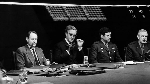 Peter Sellers (au centre) dans Docteur Folamour de Stanley Kubrick