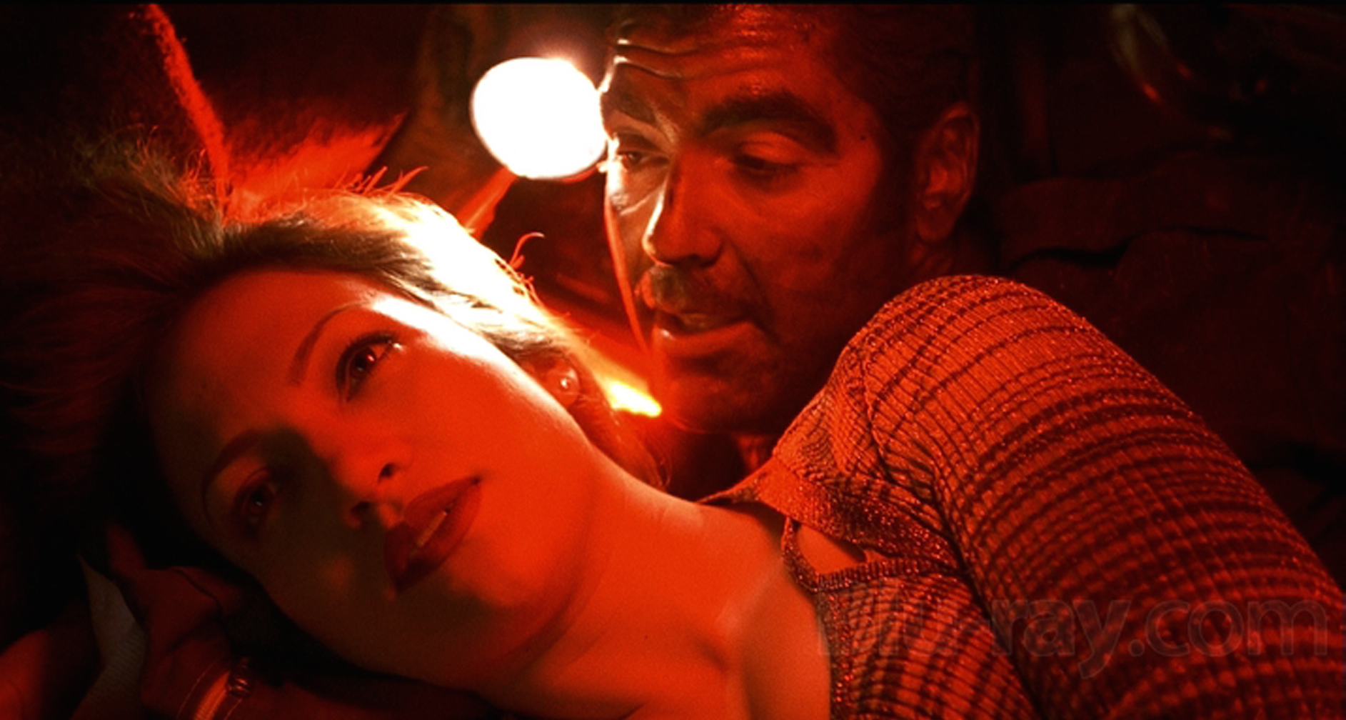 Jennifer Lopez et George Clooney dans Hors d'atteinte